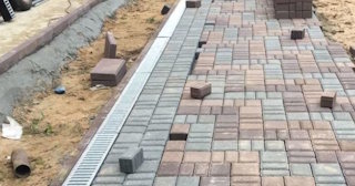 Профессиональная укладка плитки на улице в Клинцах в октябре