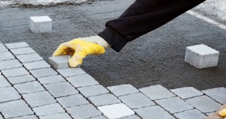 Монтаж тротуарной плитки на даче в Клинцах в октябре