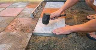 Укладка тротуарной плитки на основание в Клинцах в октябре