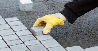 Укладка тротуарной плитки 50 на 50 в Клинцах в октябре
