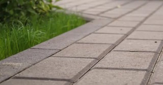 Профессиональная укладка тротуарных дорожек в Клинцах в октябре
